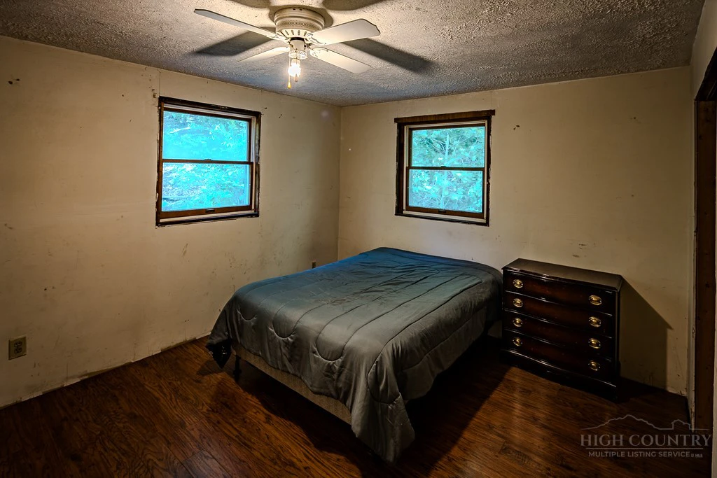 Image number 20 for the current listing