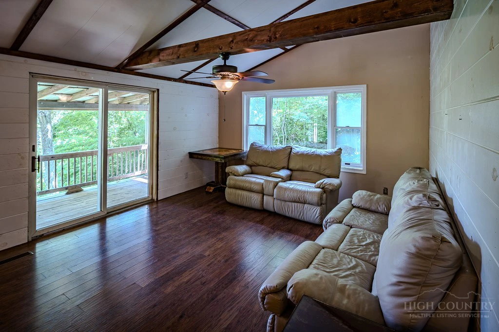 Image number 9 for the current listing