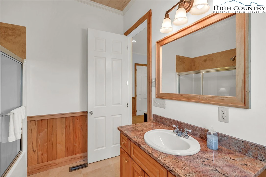 Image number 11 for the current listing