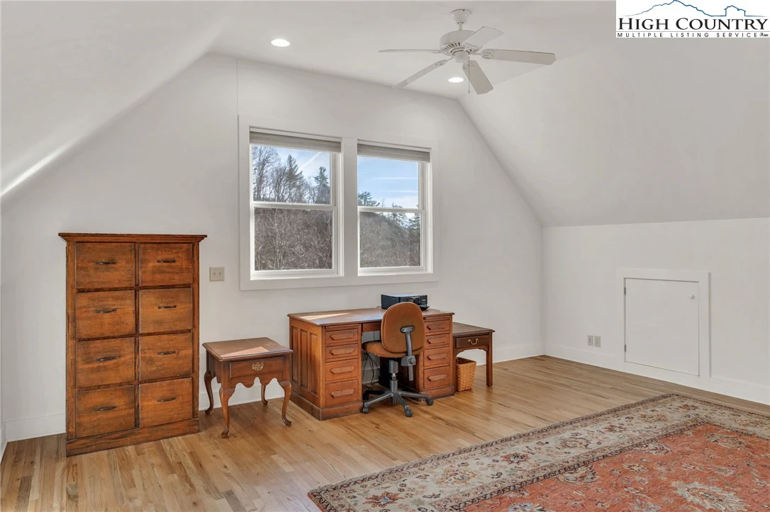 Image number 18 for the current listing