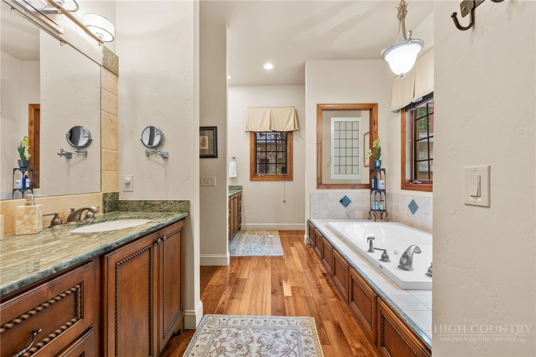 Image number 17 for the current listing