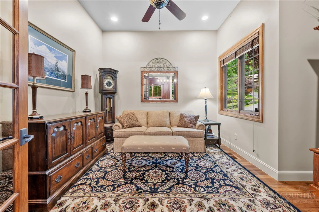 Image number 15 for the current listing