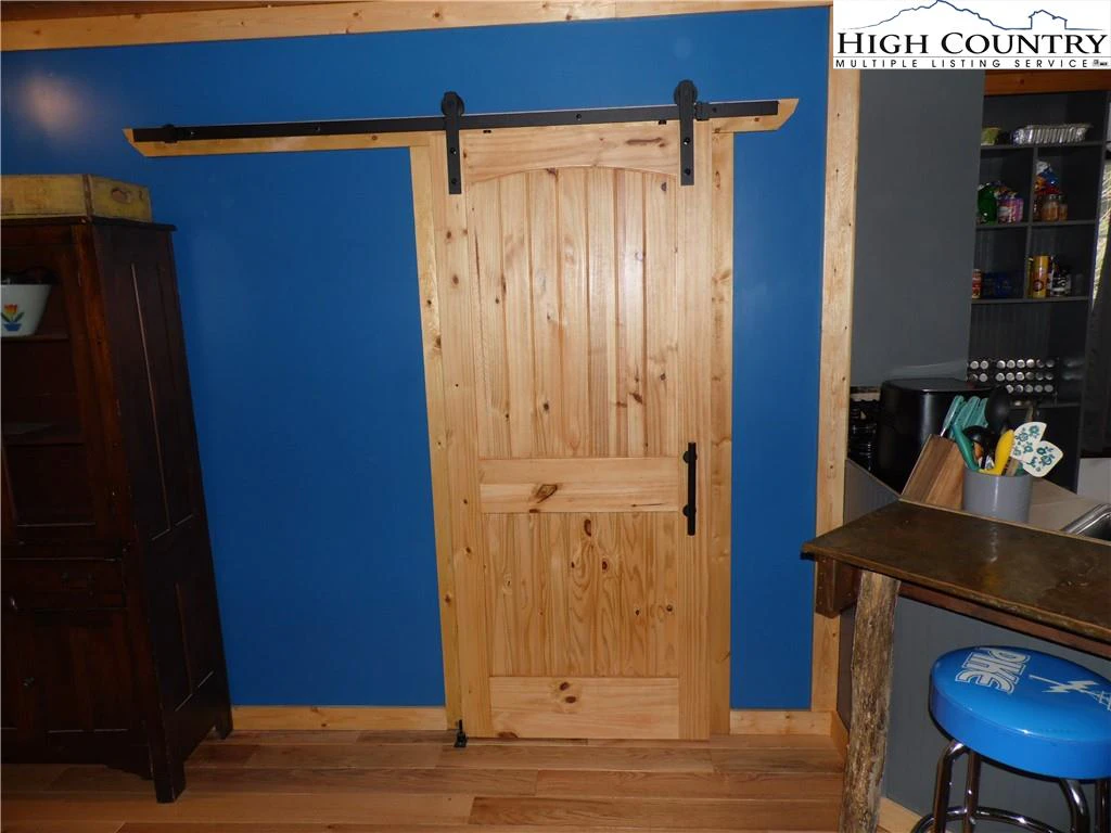Image number 6 for the current listing