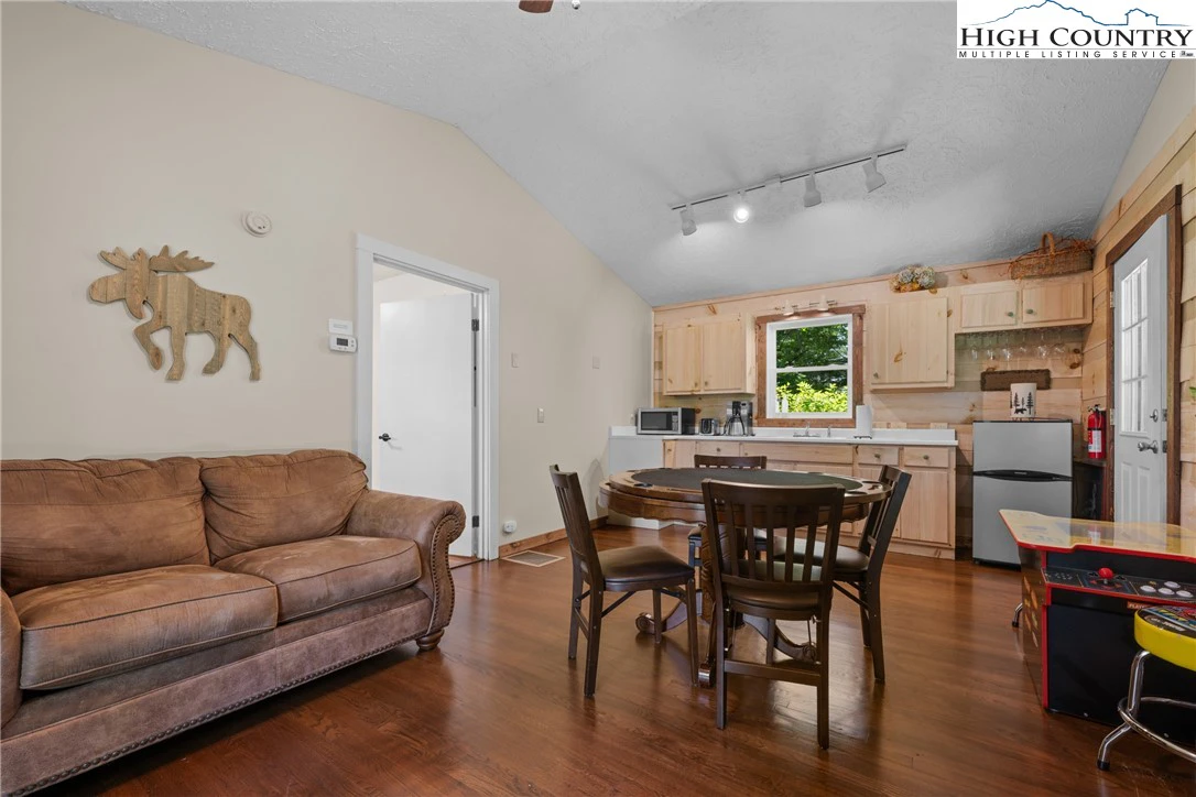 Image number 10 for the current listing