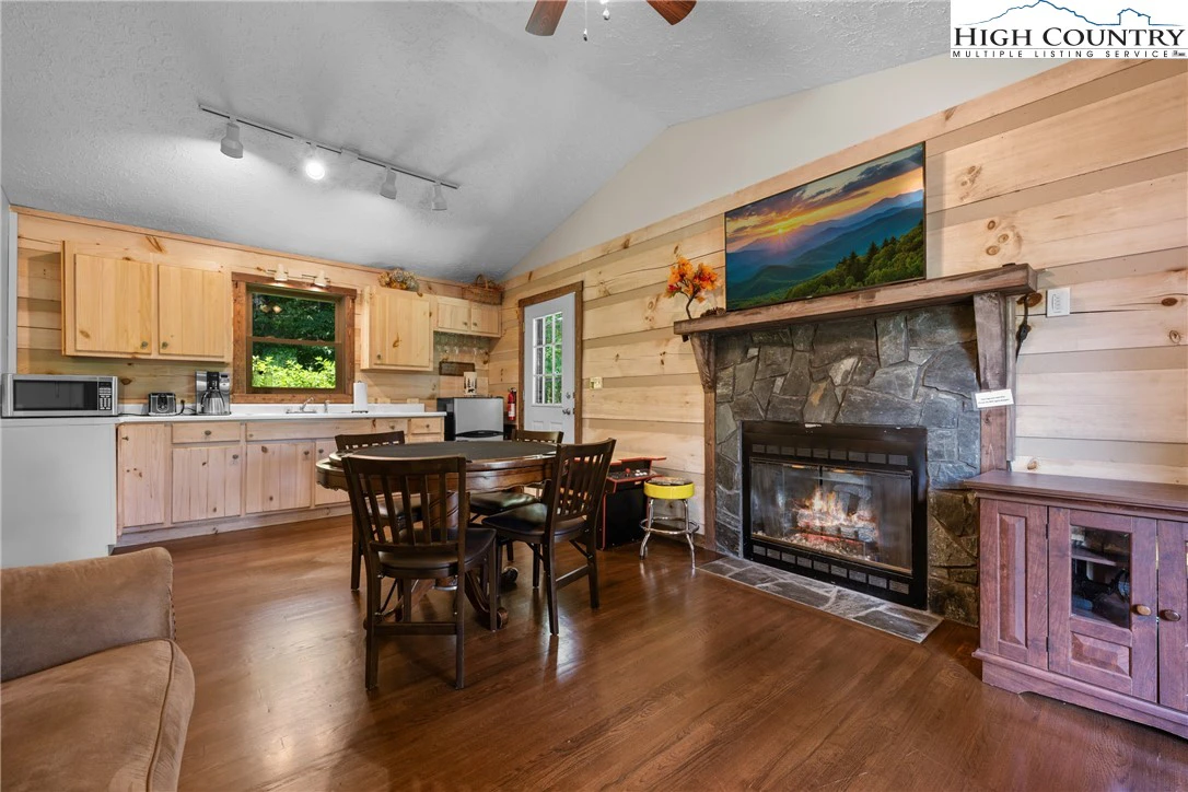 Image number 9 for the current listing