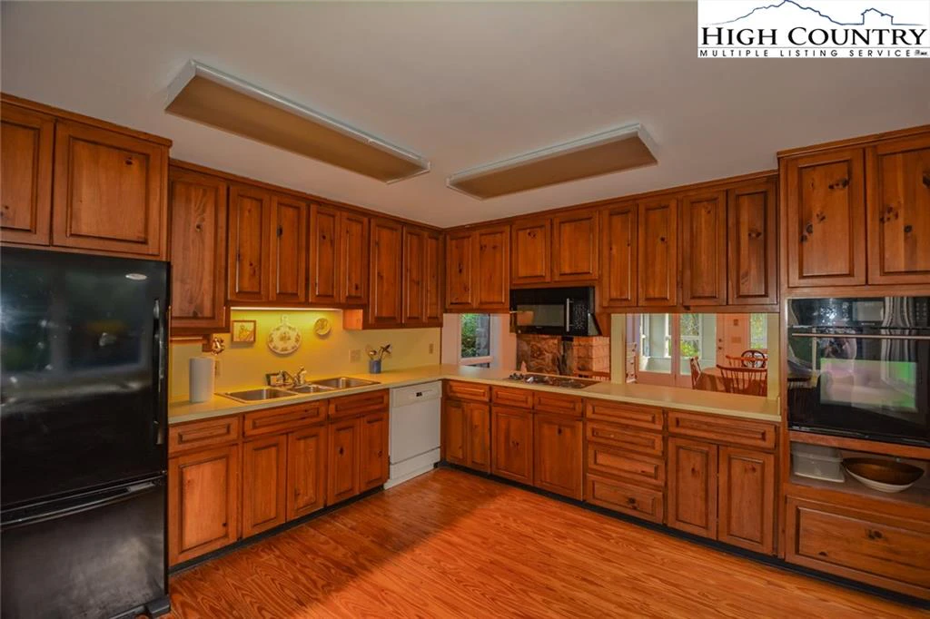 Image number 21 for the current listing