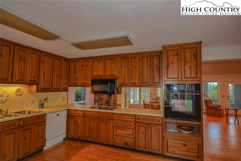 Image number 20 for the current listing
