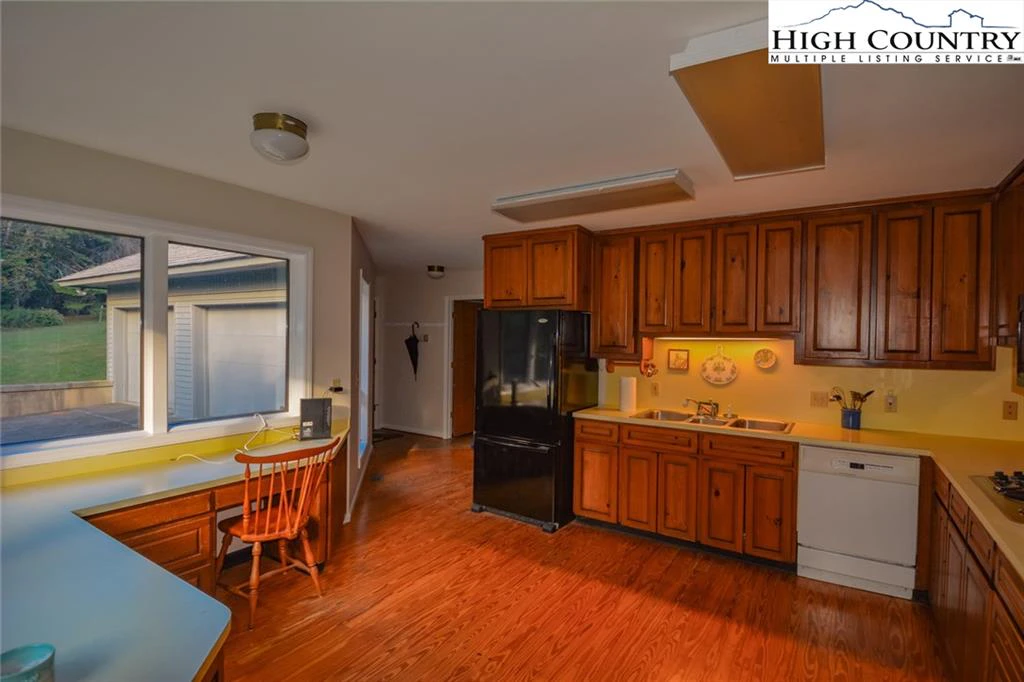 Image number 19 for the current listing