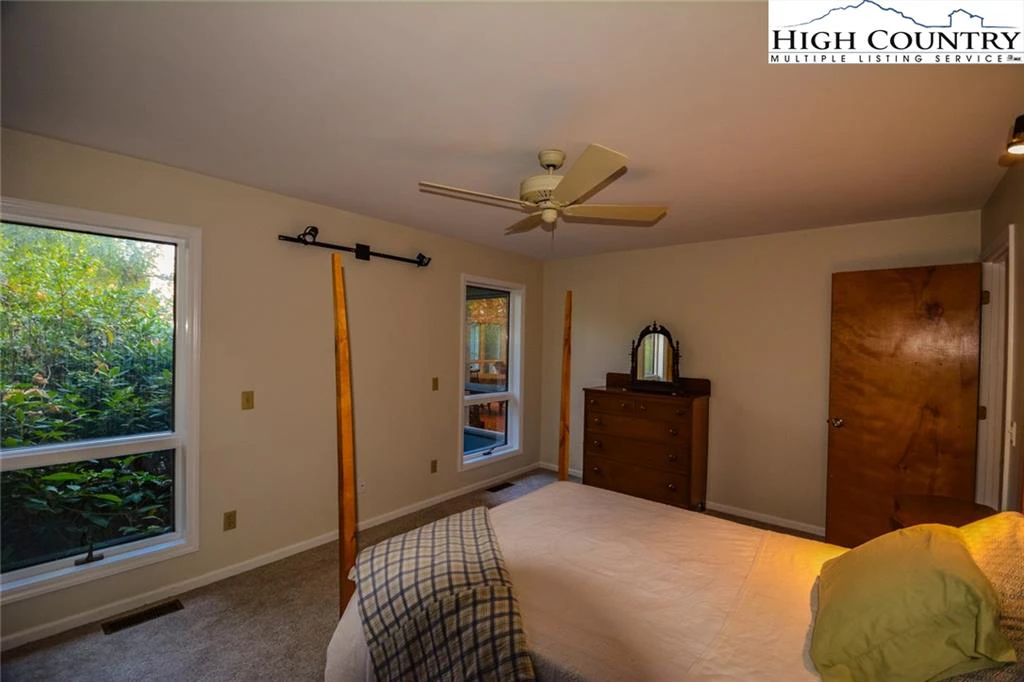 Image number 18 for the current listing