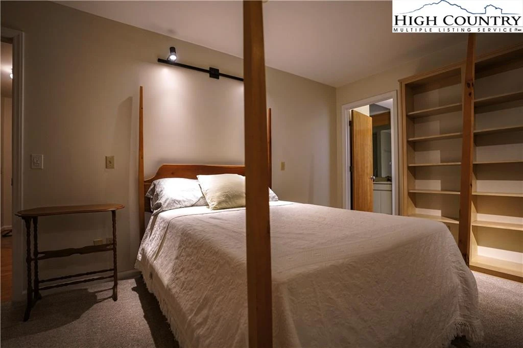 Image number 3 for the current listing