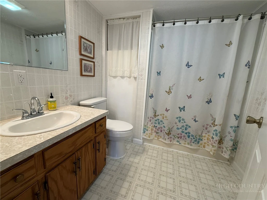 Image number 17 for the current listing