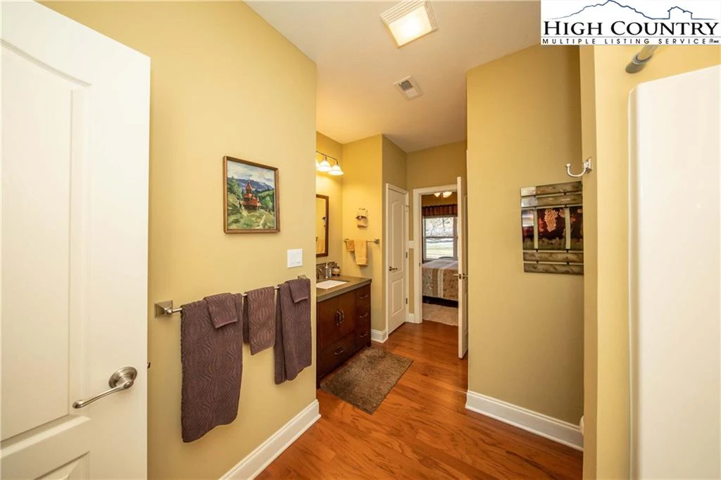 Image number 21 for the current listing
