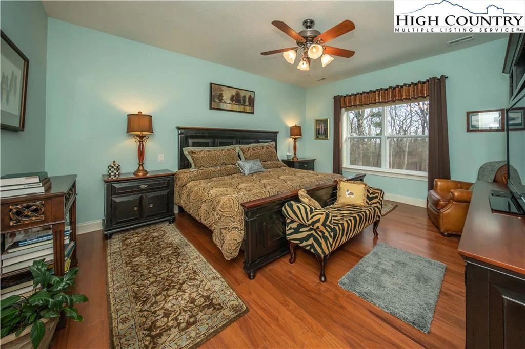 Image number 19 for the current listing