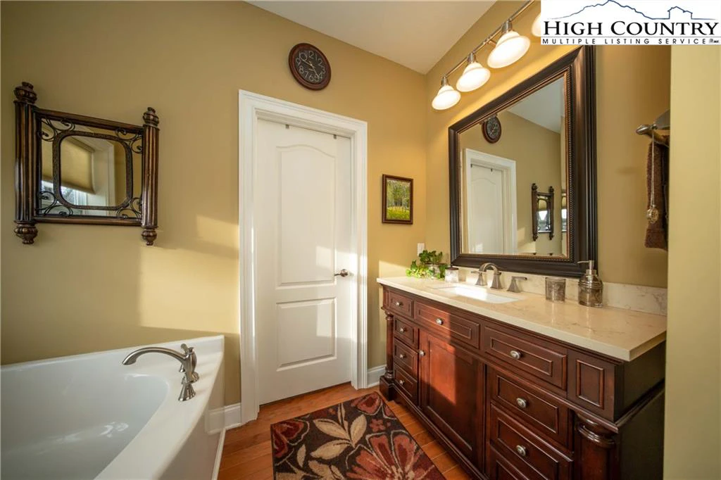 Image number 3 for the current listing
