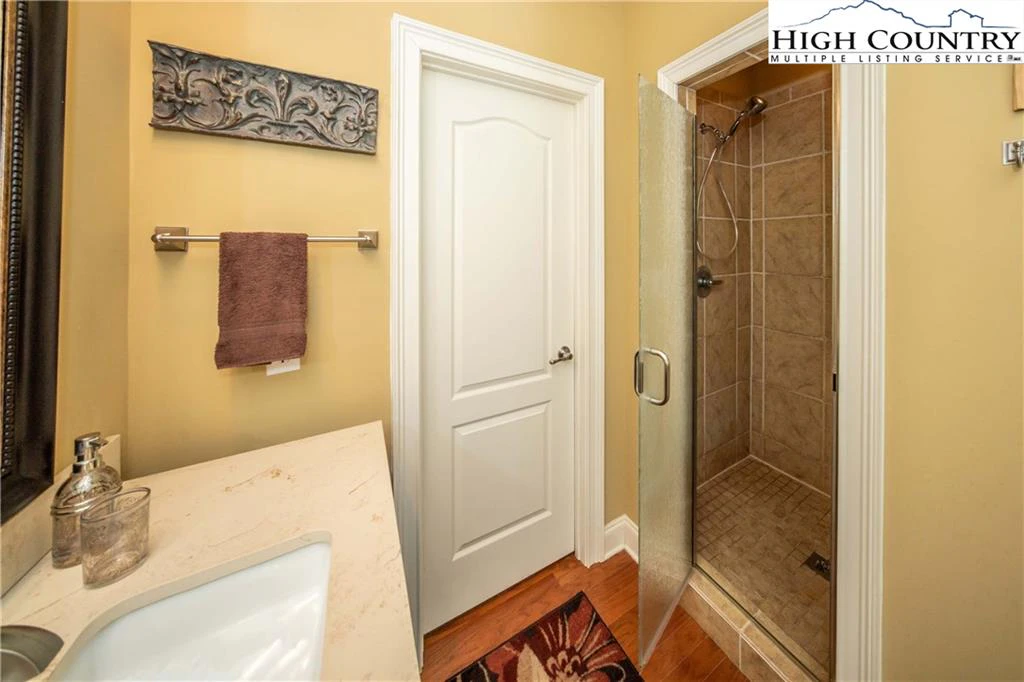 Image number 4 for the current listing