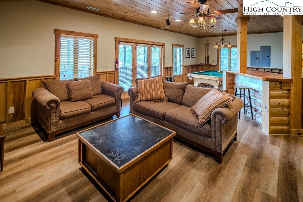 Image number 9 for the current listing
