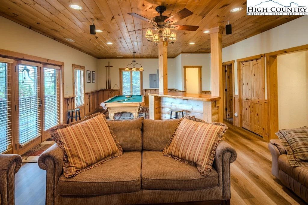 Image number 10 for the current listing