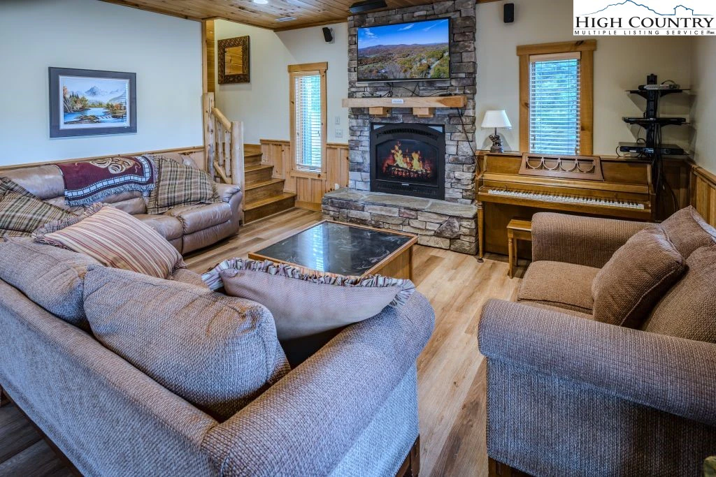 Image number 2 for the current listing