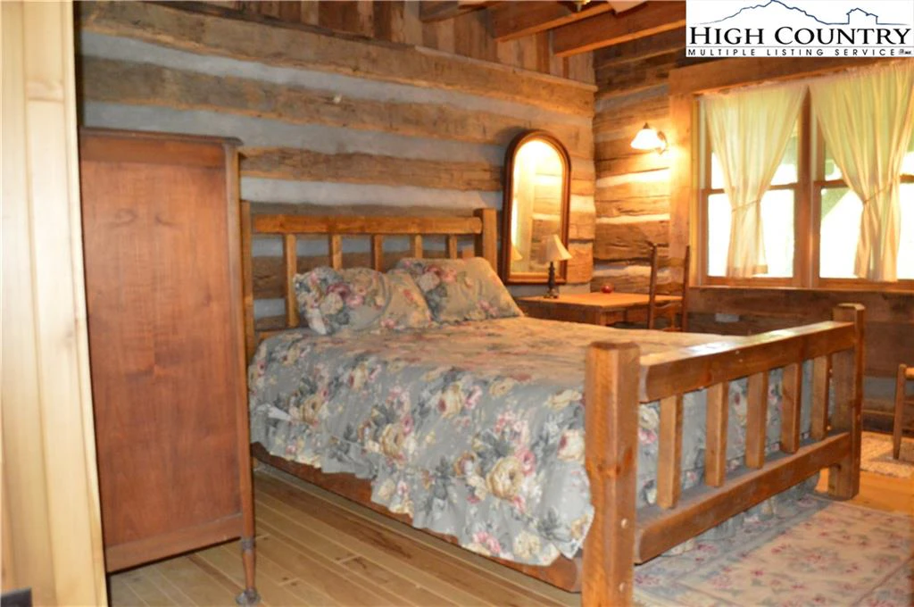 Image number 8 for the current listing