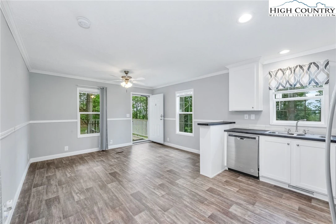 Image number 11 for the current listing
