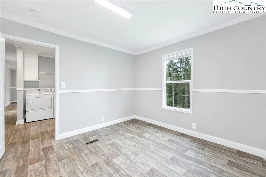 Image number 9 for the current listing