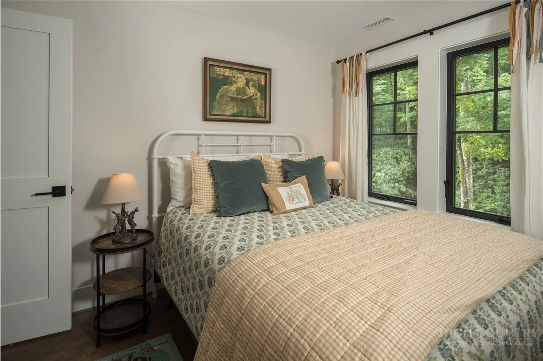 Image number 15 for the current listing