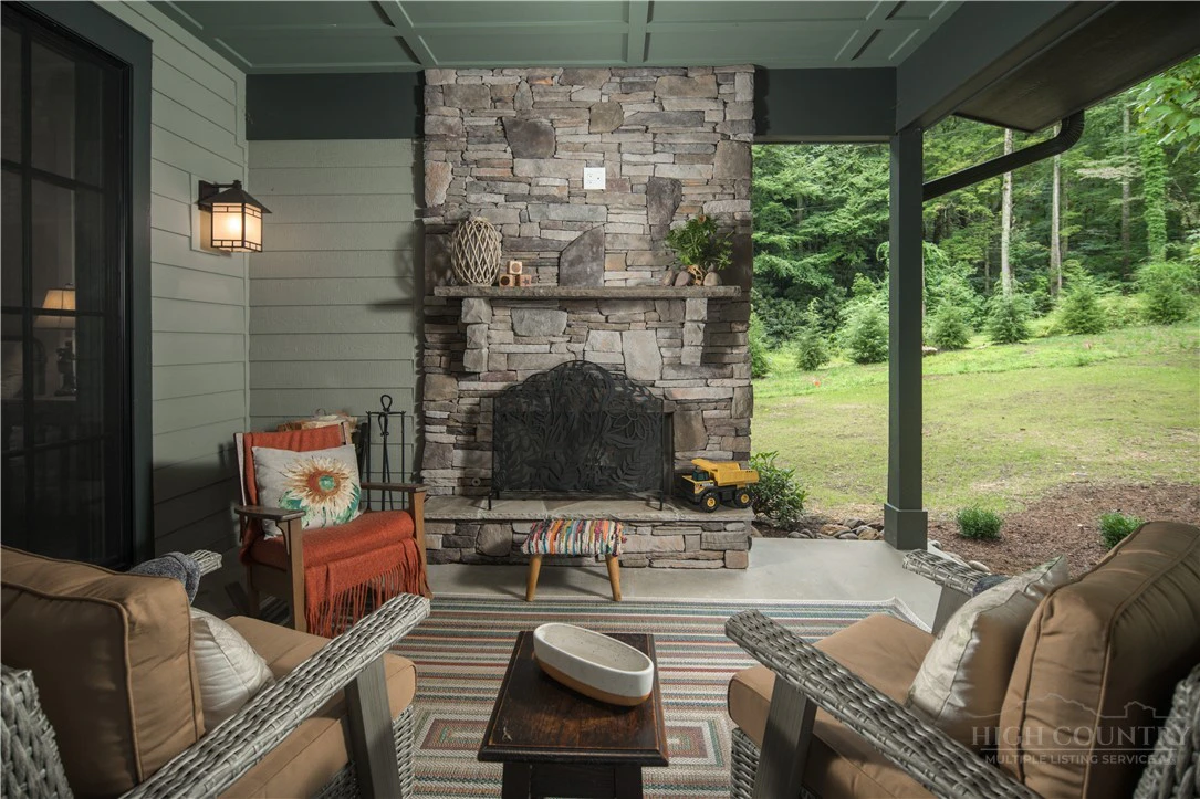 Image number 19 for the current listing