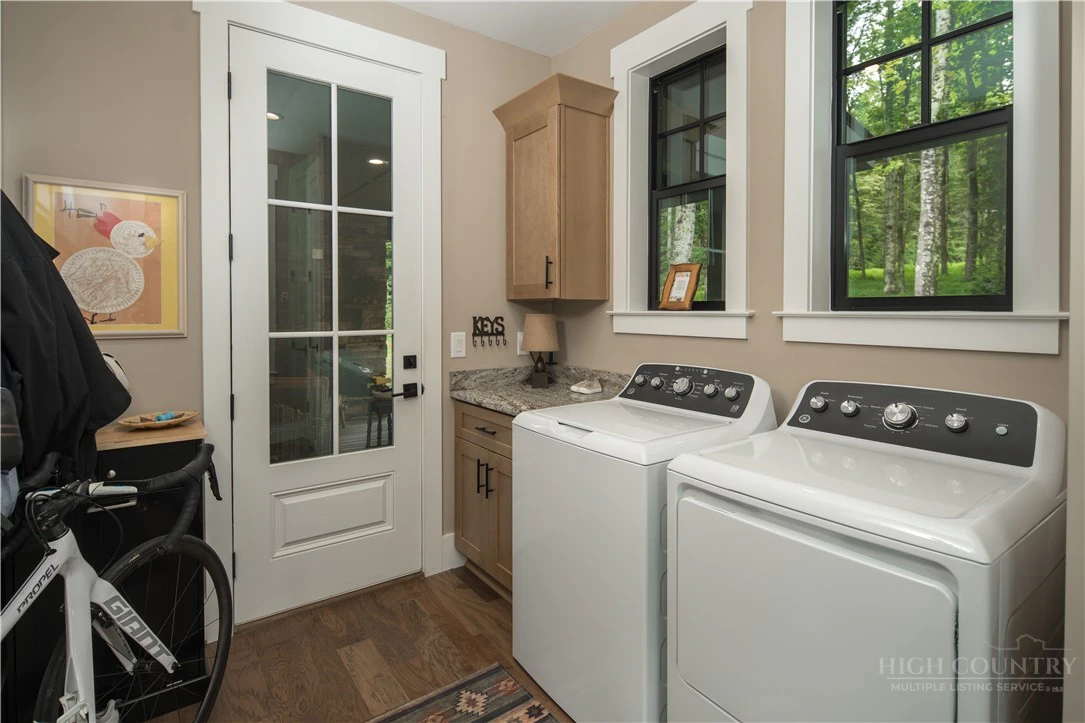 Image number 21 for the current listing