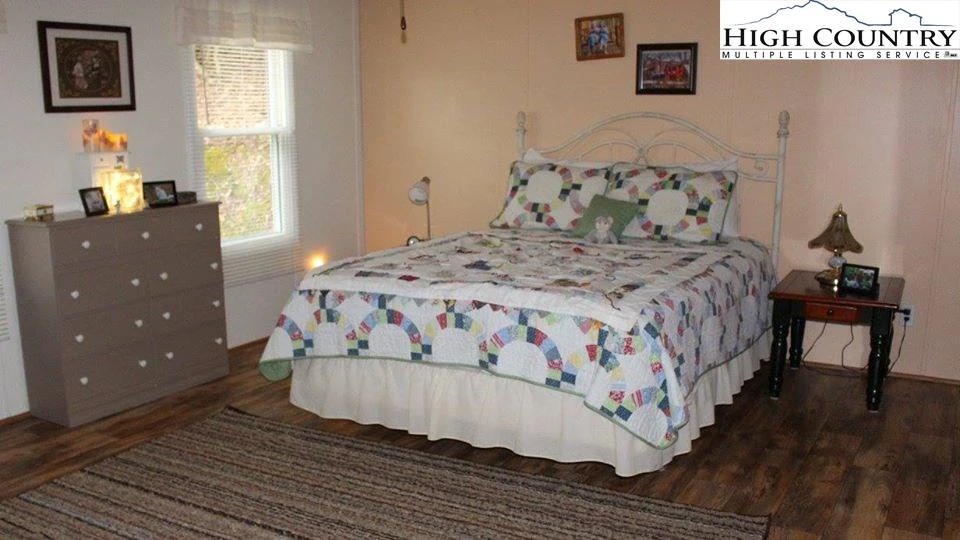 Image number 17 for the current listing