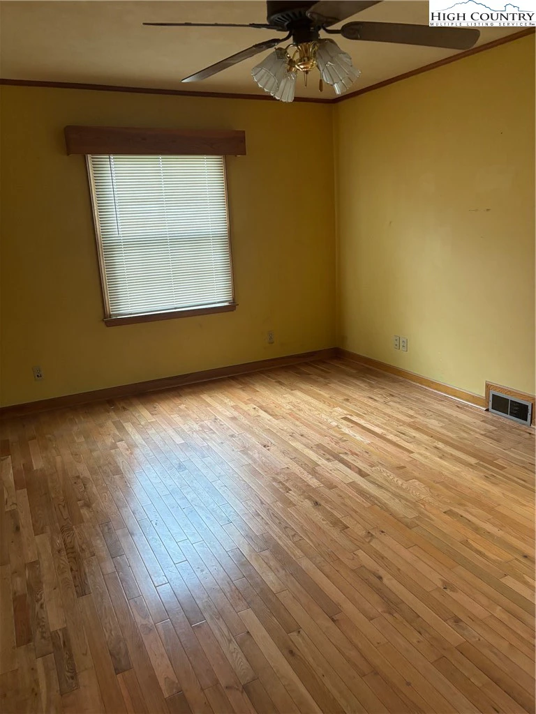 Image number 19 for the current listing
