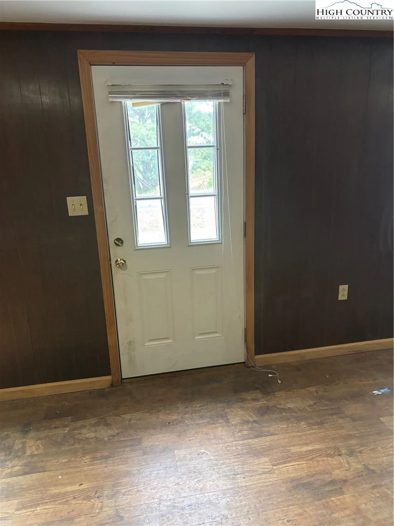 Image number 14 for the current listing