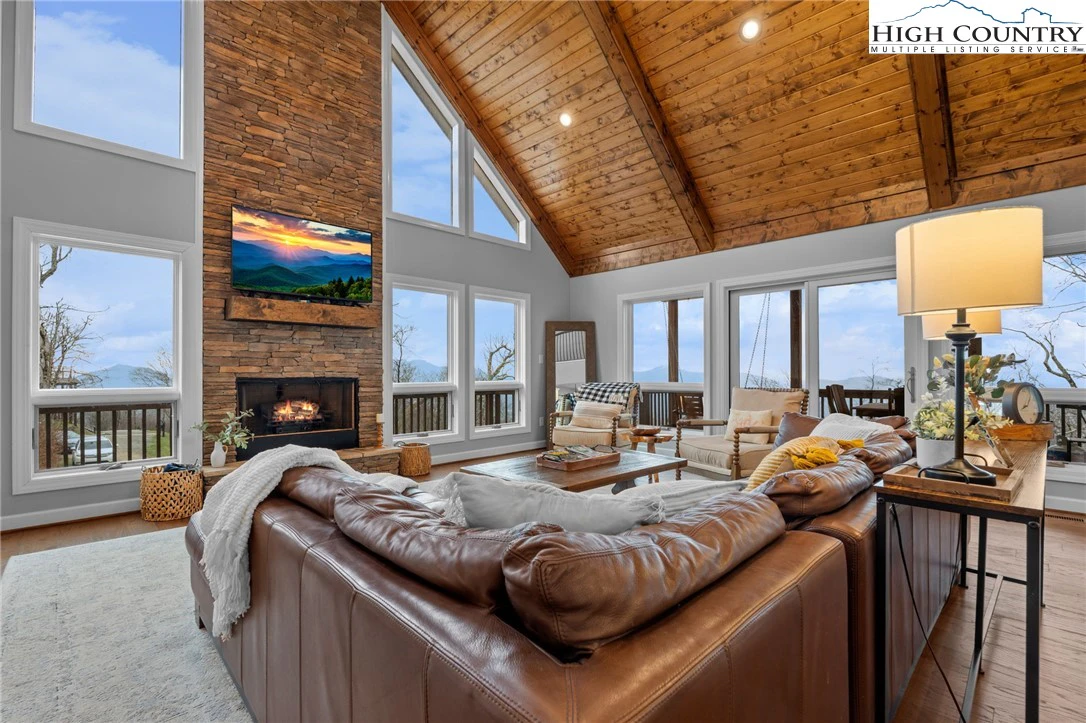 Image number 1 for the current listing