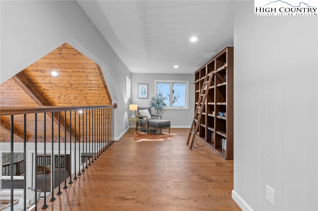 Image number 3 for the current listing