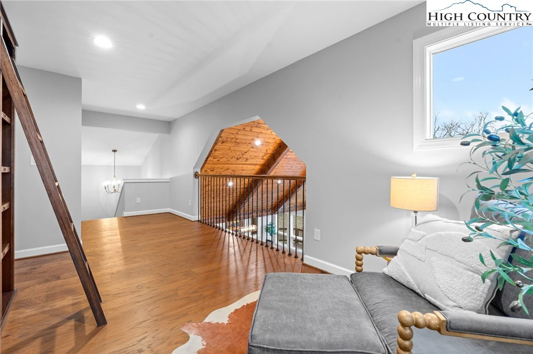 Image number 4 for the current listing