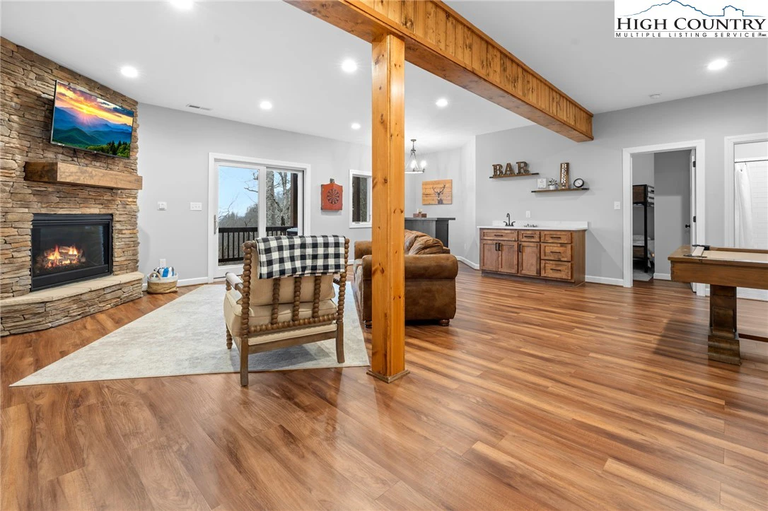 Image number 11 for the current listing