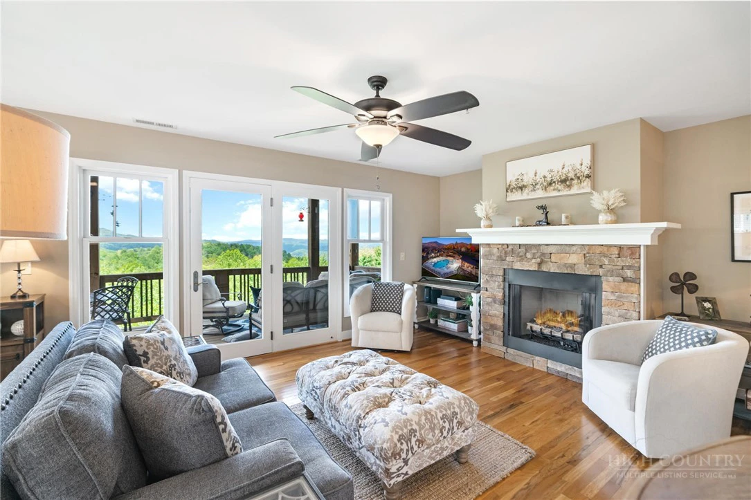 Image number 3 for the current listing