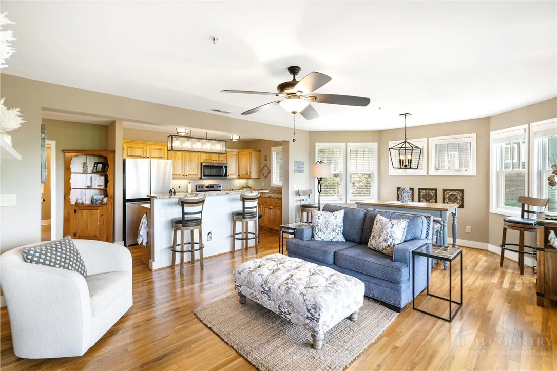 Image number 4 for the current listing