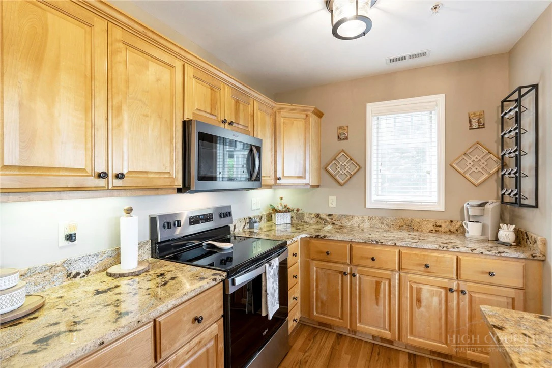 Image number 8 for the current listing