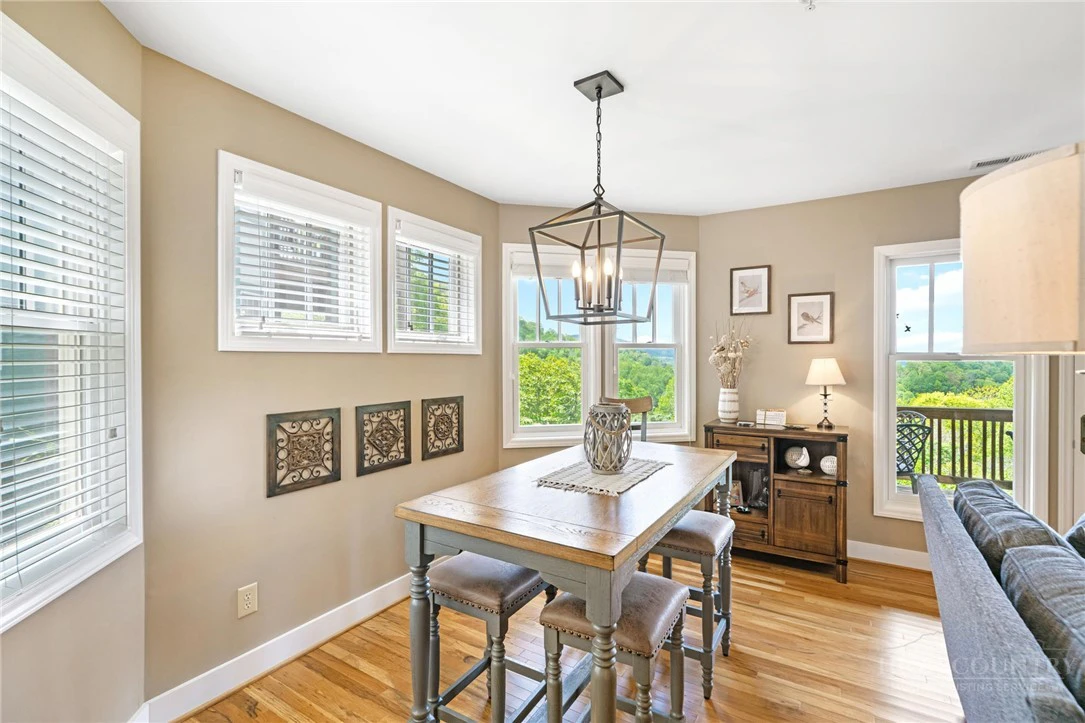 Image number 11 for the current listing