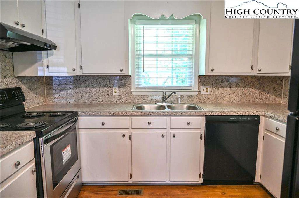 Image number 22 for the current listing