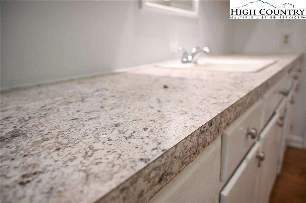 Image number 3 for the current listing