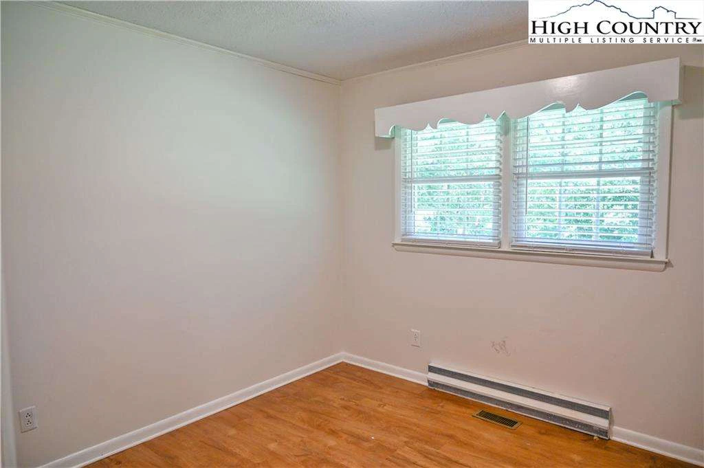 Image number 5 for the current listing