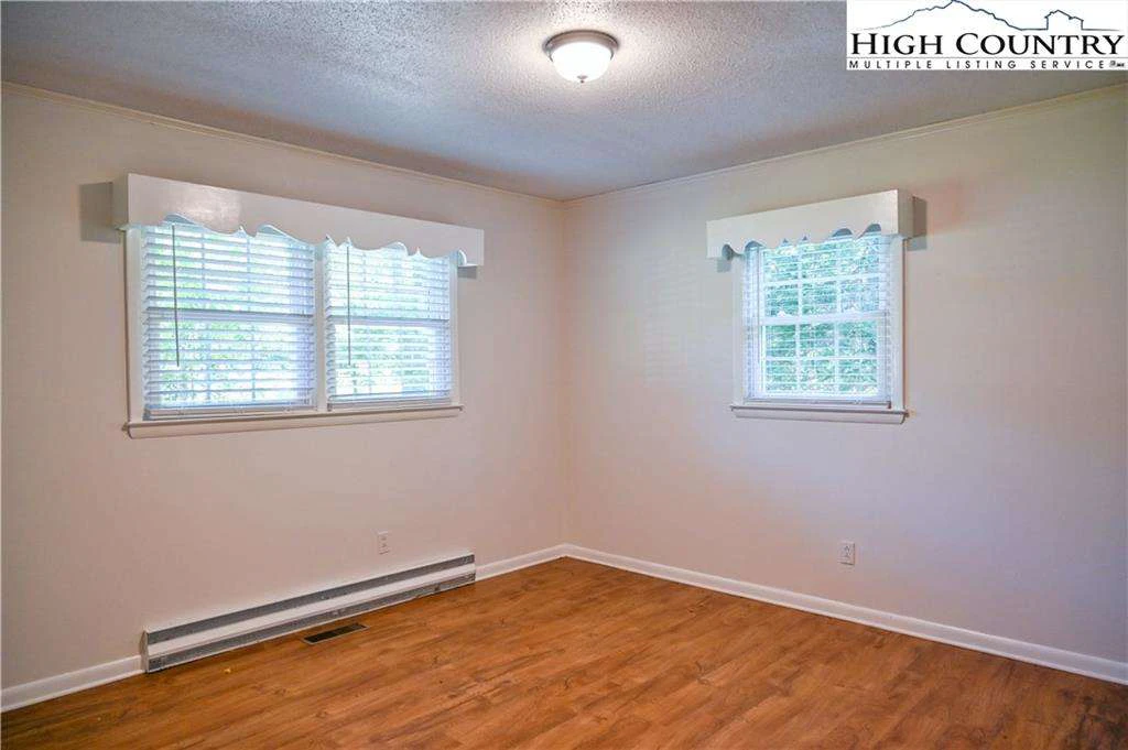 Image number 6 for the current listing