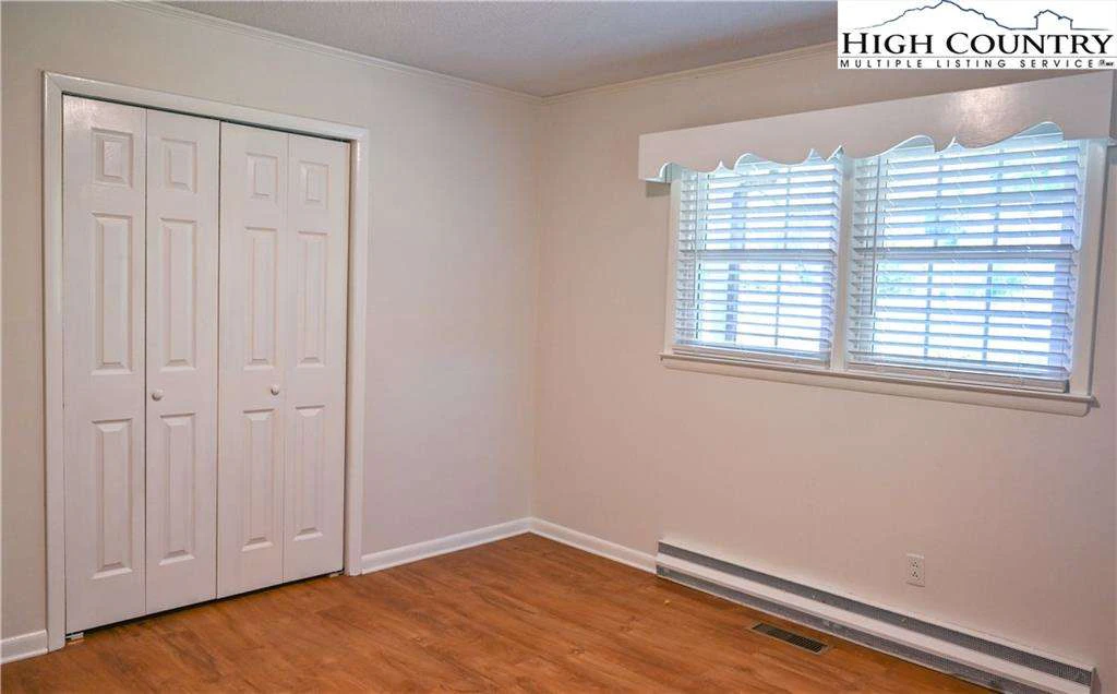 Image number 7 for the current listing