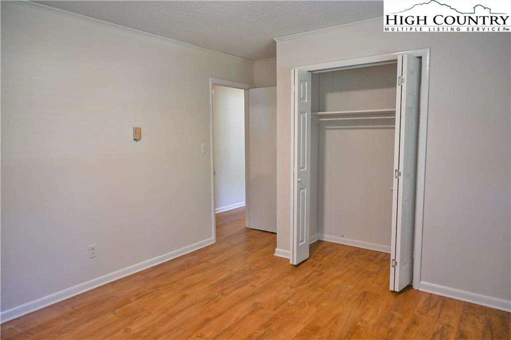 Image number 8 for the current listing