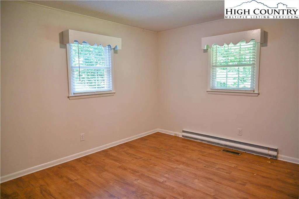 Image number 9 for the current listing