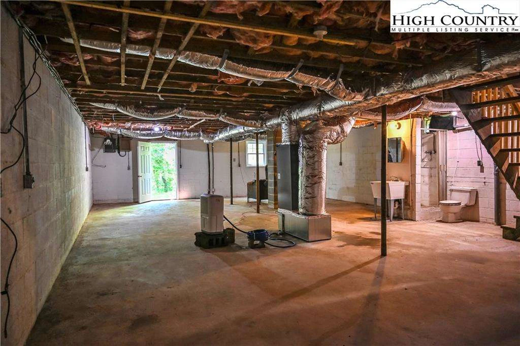 Image number 15 for the current listing