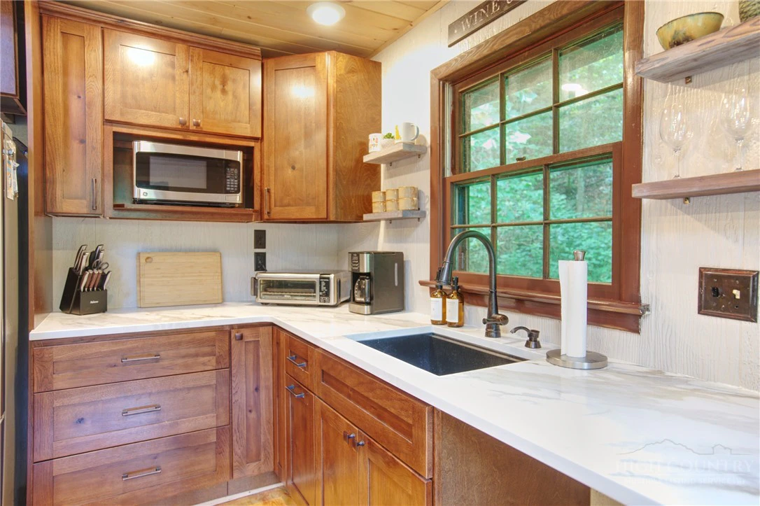 Image number 9 for the current listing