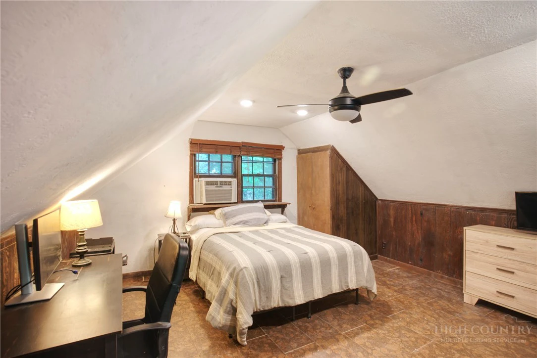 Image number 18 for the current listing
