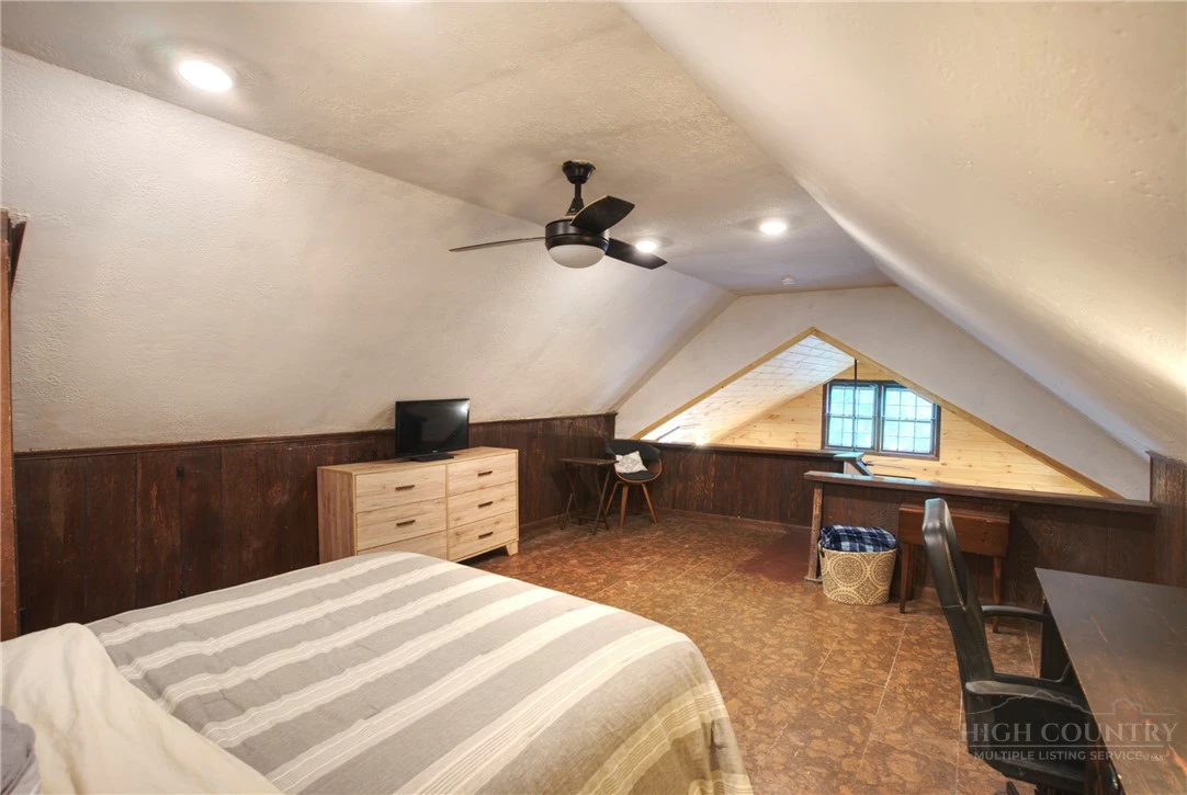 Image number 19 for the current listing